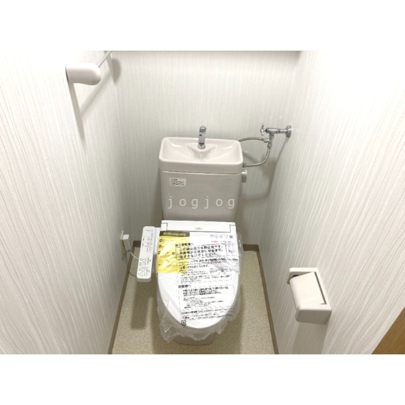 トイレ　嬉しい温水洗浄便座付きのトイレです。