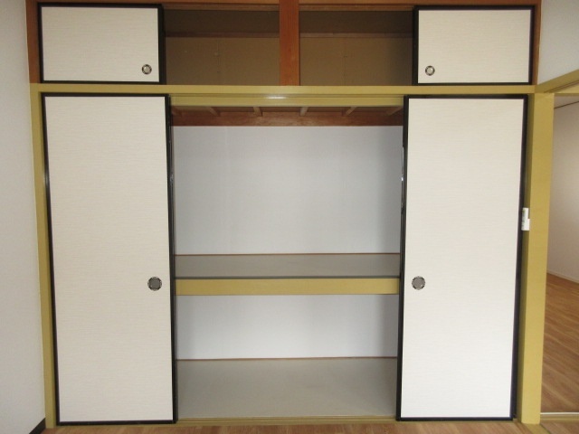収納　南側６帖洋室の押入れ