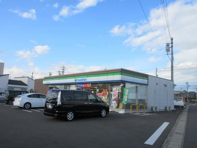コンビニ　ファミリーマート（コンビニ）まで770m