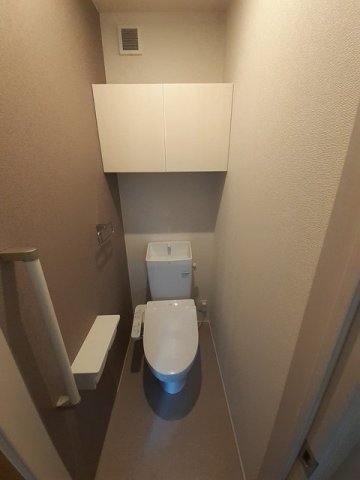 トイレ　落ち着いた色調のトイレです