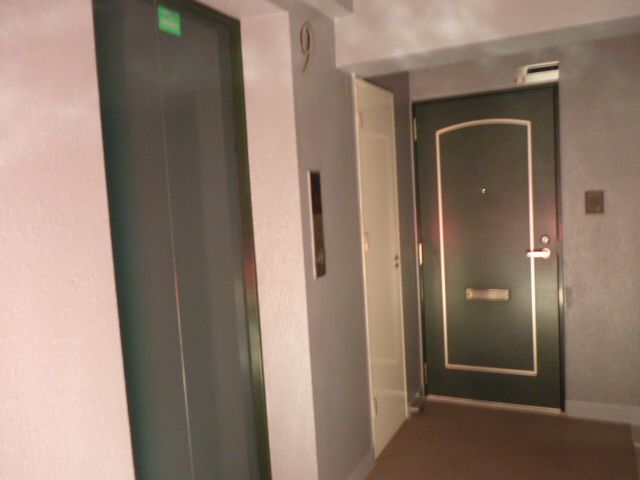 その他共有部分　玄関からエレベーターまですぐ！
