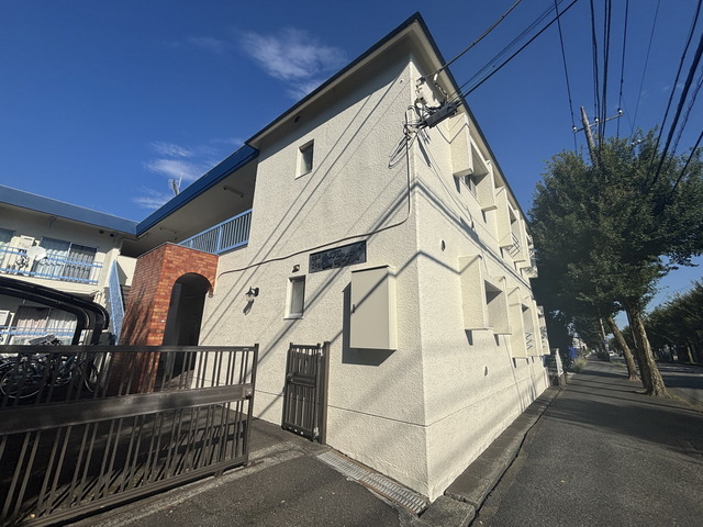 建物外観　～青い空に映える外観っ～