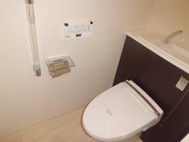 トイレ　嬉しい温水洗浄便座♪