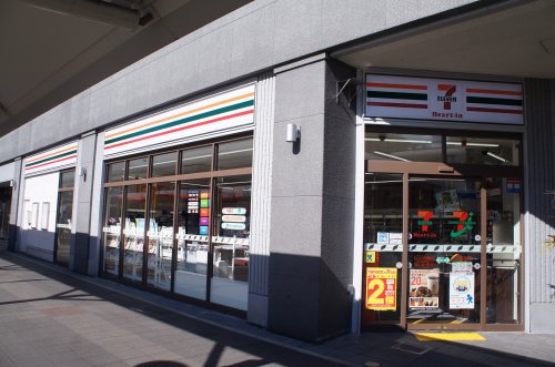 コンビニ　セブンイレブン三田駅前店（コンビニ）まで619m