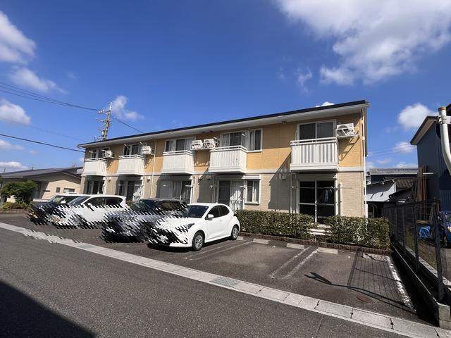 建物外観　南面に道路があるので、日当り良好です。
