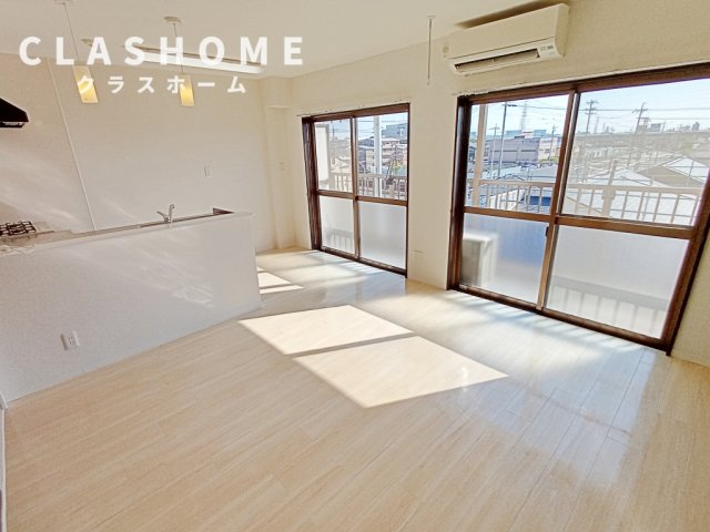 居室・リビング　同物件の別部屋になります。