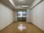 居室・リビング　同タイプ別住戸写真となります。現況と異なる場合がございます。