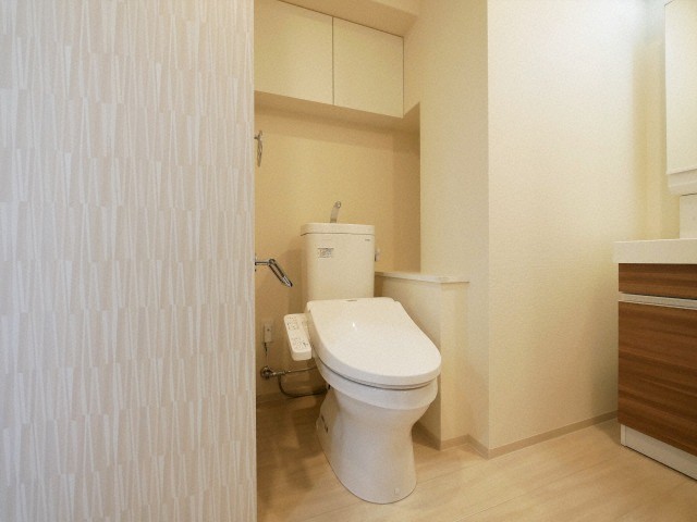 トイレ　落ち着いた色調のトイレです