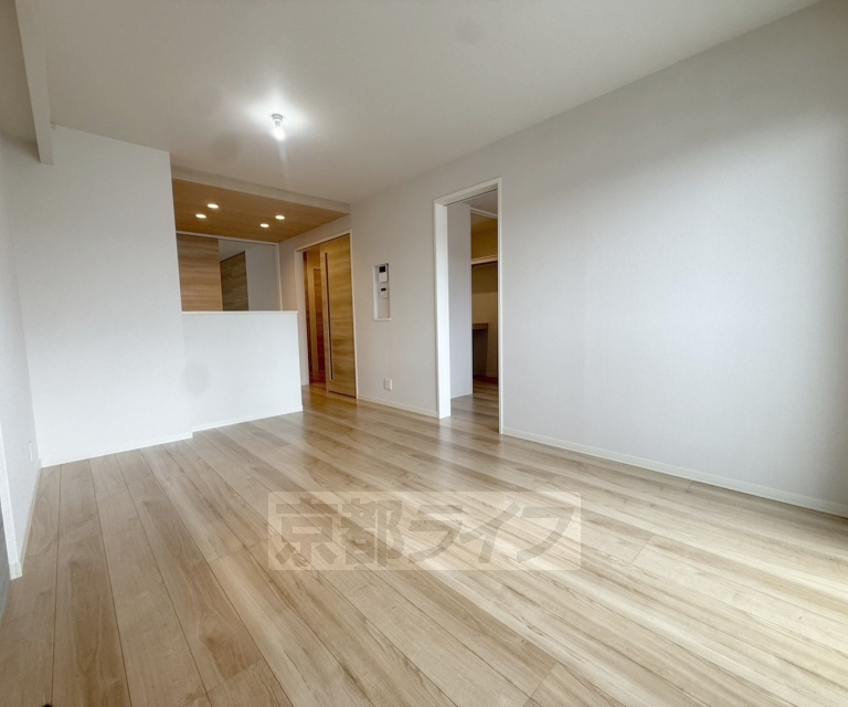 京阪本線 樟葉駅 徒歩15分 3階建 築6年の居間写真