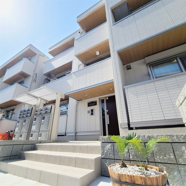 エントランス　お洒落な建物デザイン♪