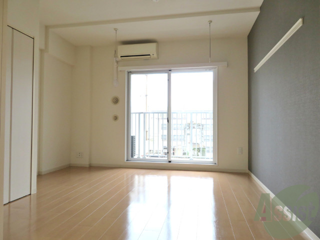 居室・リビング　陽の光が差し込む明るいお部屋は気持がいいですね。