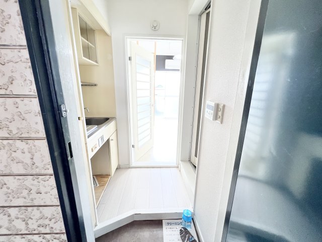 玄関　※別部屋参考写真