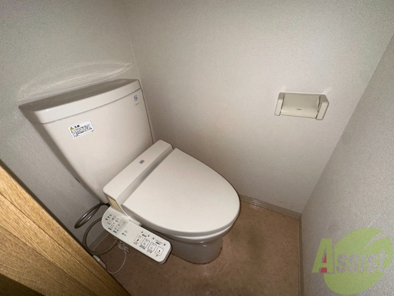 トイレ　こちらはシャワートイレです。うれしい機能付きですね。