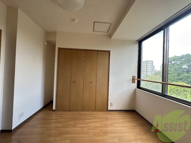 その他部屋・スペース　窓が大きいので、たくさん日差しが入ってきます。