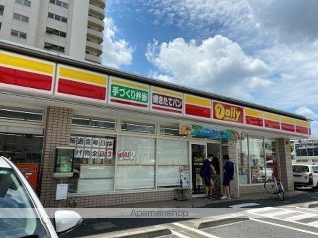 コンビニ　デイリーヤマザキ（コンビニ）まで811m