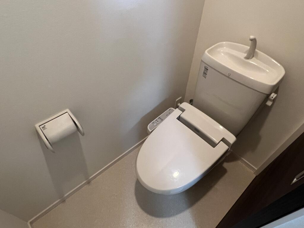 トイレ　※別号室の参考写真となります。