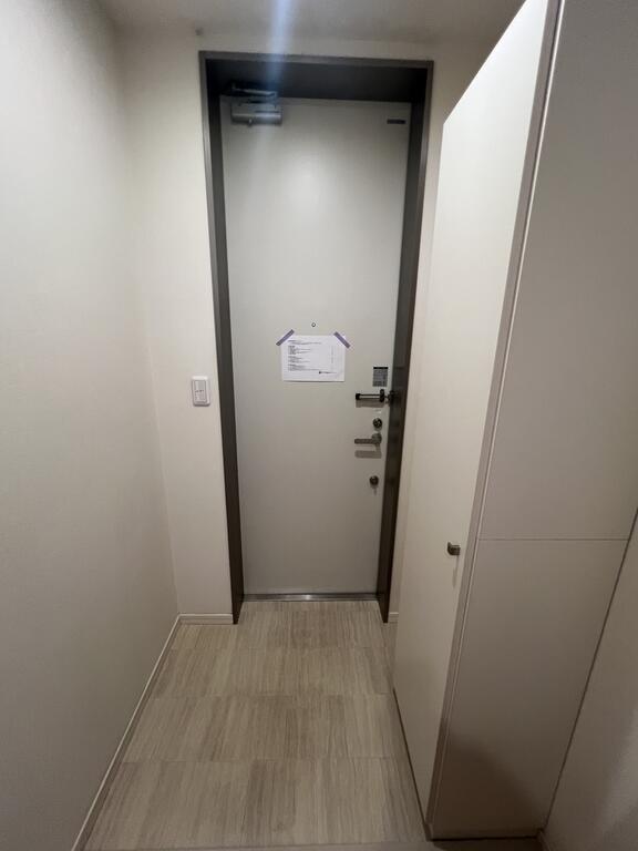 玄関　※別号室の参考写真となります。