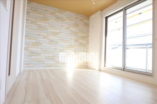 居室・リビング　アクセントクロスがオシャレなお部屋です