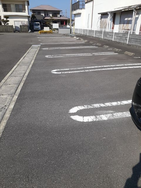 【ルミエール出来町の駐車場】