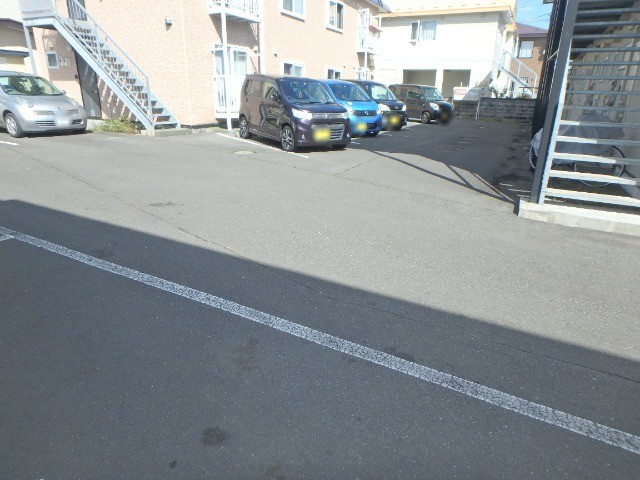 【苫小牧市豊川町のアパートの駐車場】