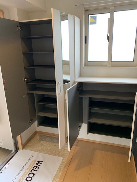 玄関　収納たっぷりの下駄箱付