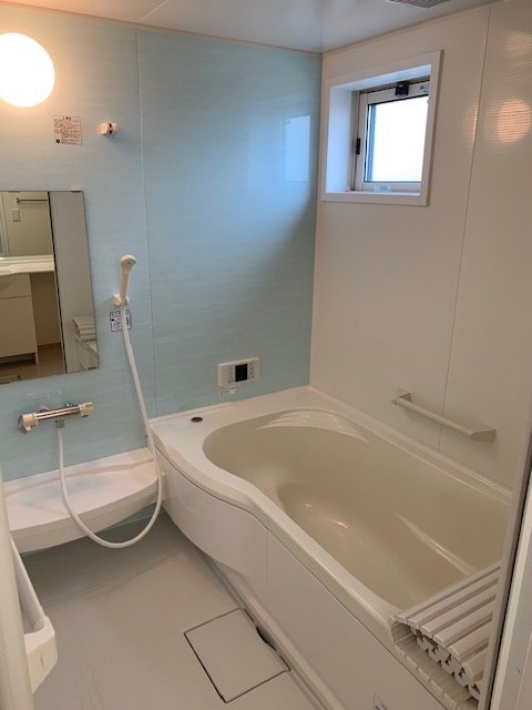 バス・シャワールーム　１坪タイプのお風呂で足をゆったり伸ばして入れます