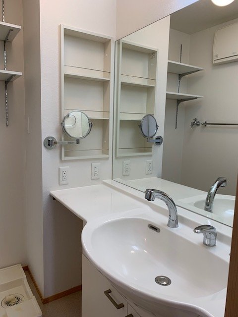 洗面設備　鏡の大きいカウンタータイプの洗髪洗面化粧台