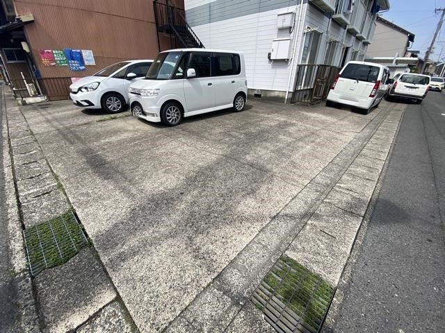 【メゾン片町１１０の駐車場】