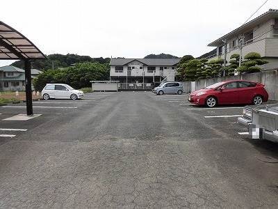 【徳倉壱番館の駐車場】