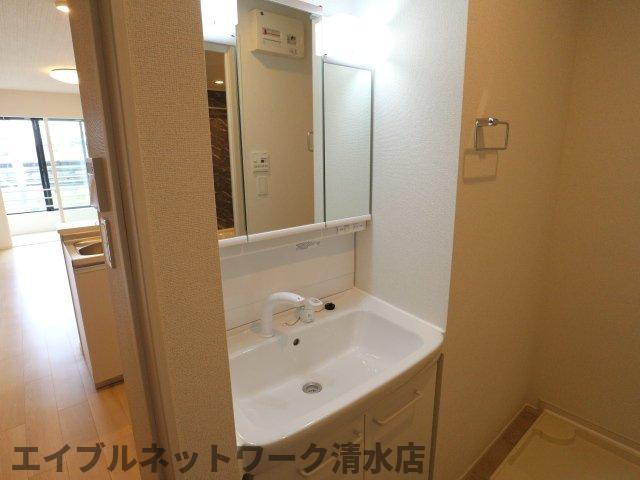 洗面設備　ゆったりとスペースのある洗面所