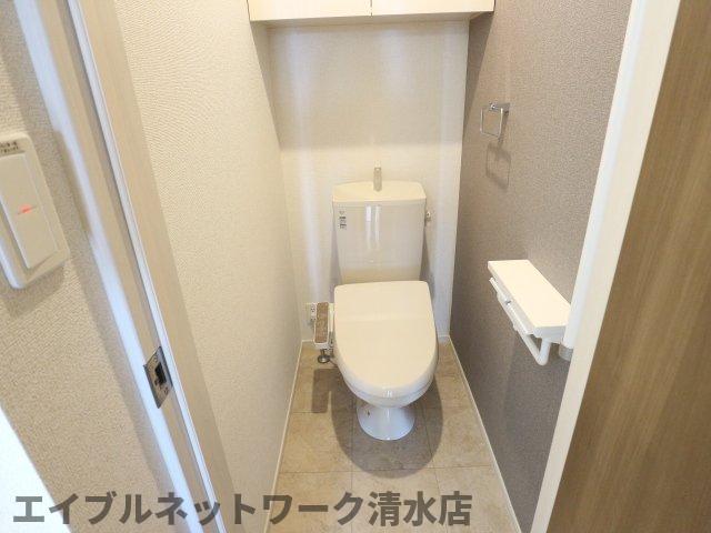 トイレ　落ち着いた色調のトイレです