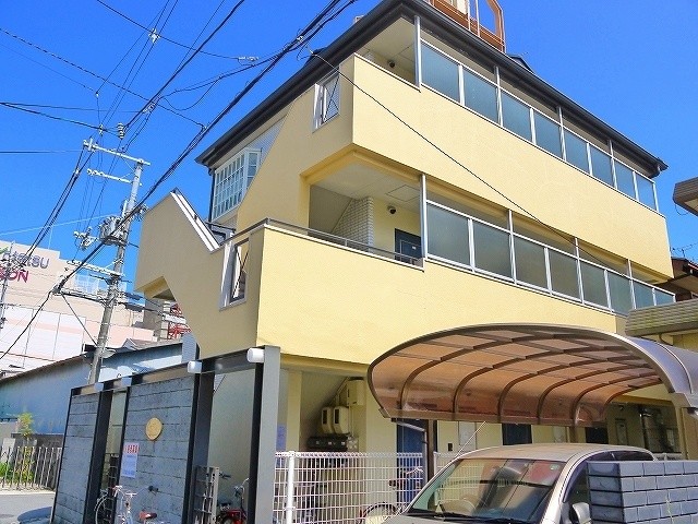 奈良市西大寺本町のマンションの建物外観