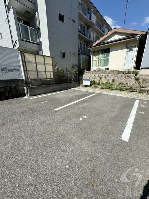 【神戸市灘区岩屋中町のアパートの駐車場】