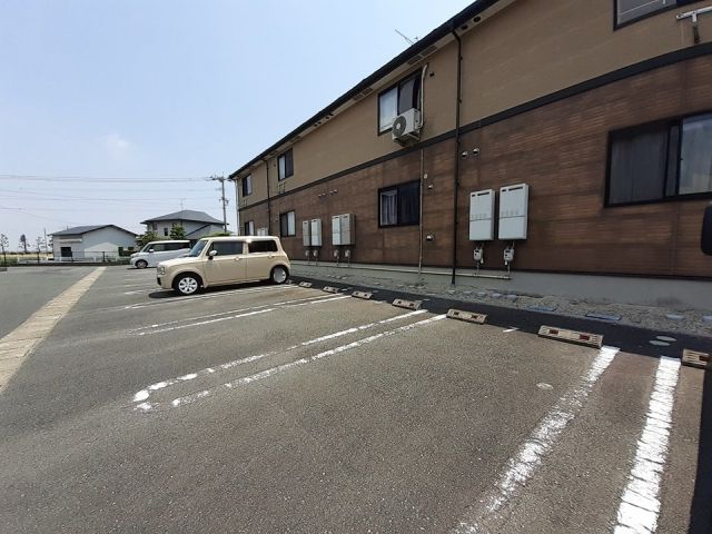 【佐賀市川副町大字南里のアパートの駐車場】