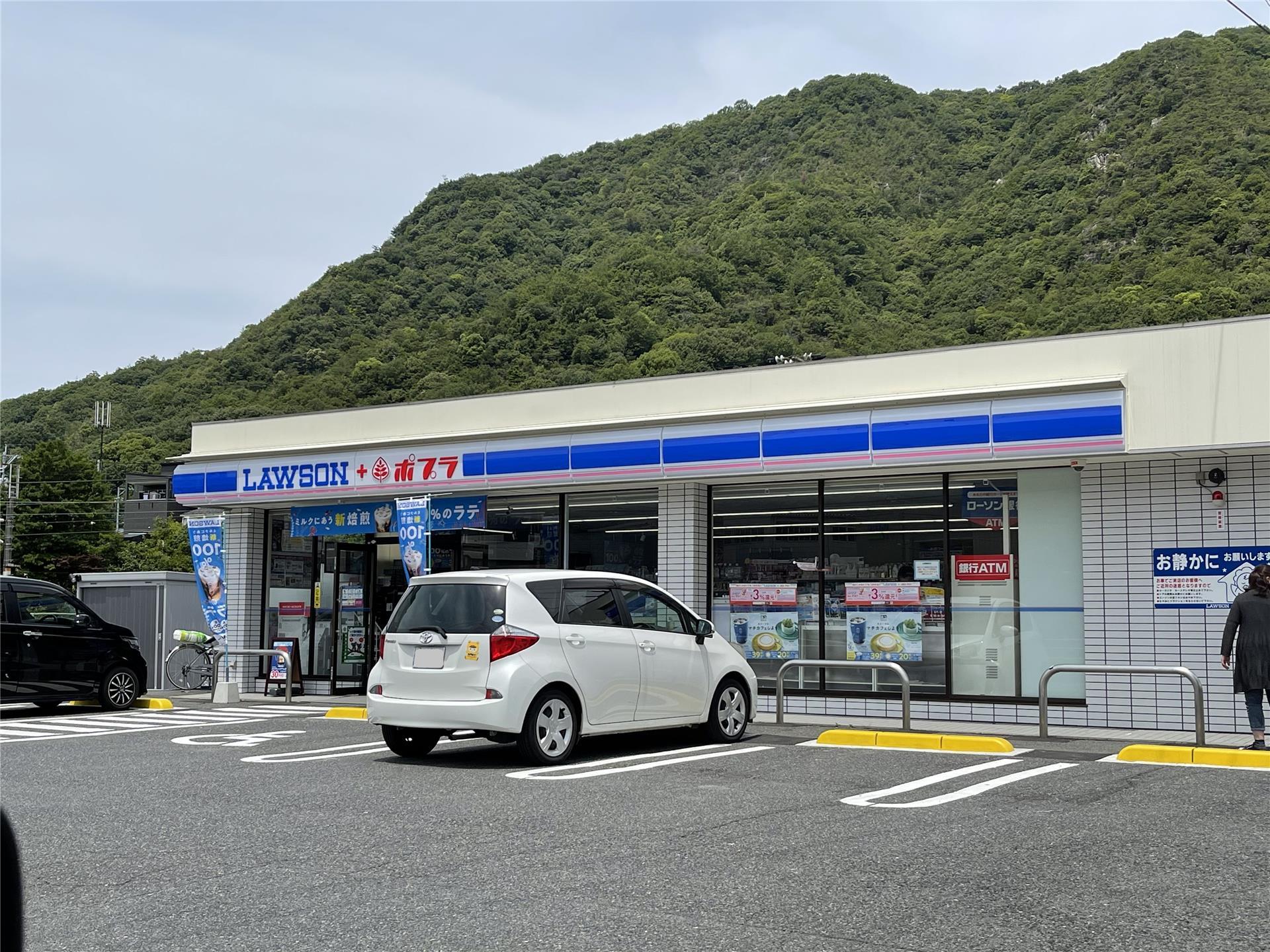 【安芸郡海田町蟹原のマンションのコンビニ】