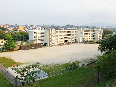 【中間市岩瀬のアパートの小学校】