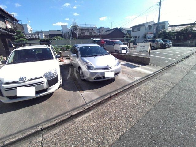 【名古屋市南区鯛取通のアパートの駐車場】