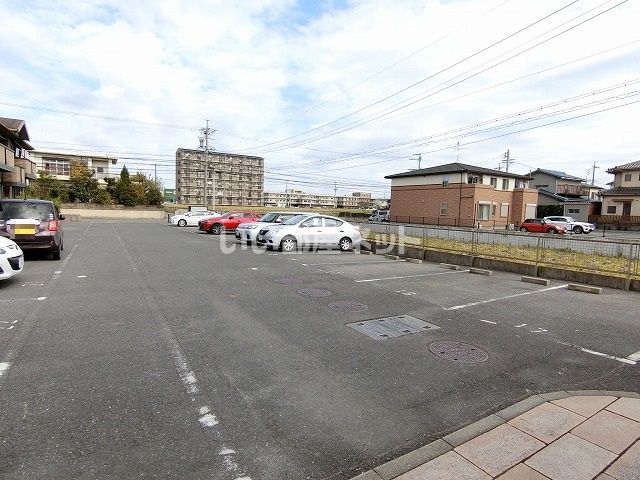 【津市一身田中野のアパートの駐車場】