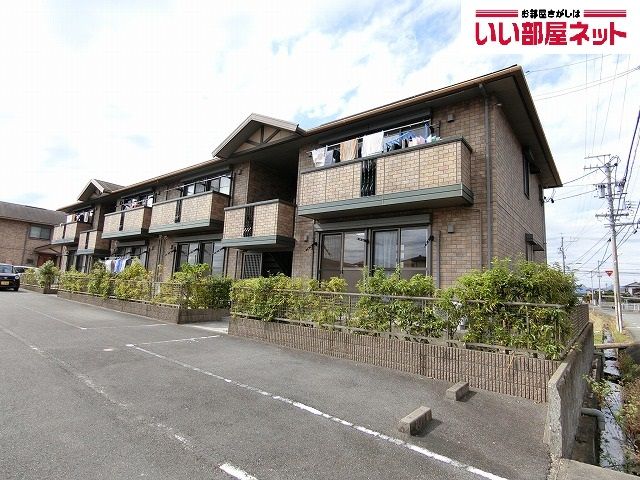 津市一身田中野のアパートの建物外観