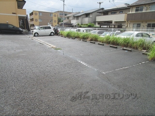 【京都市西京区桂南巽町のアパートの駐車場】