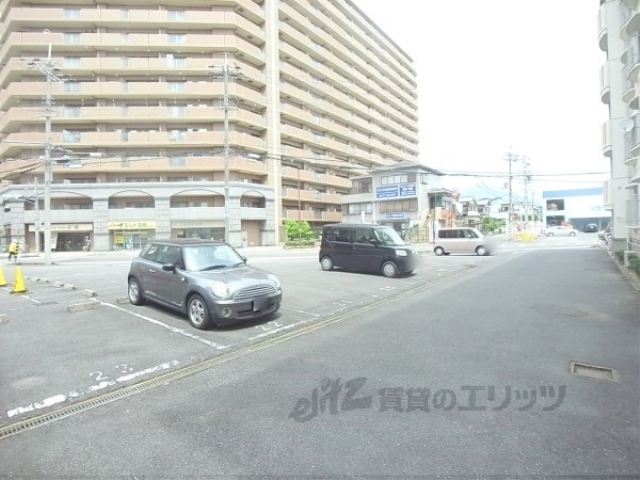 【大津市桜野町のマンションの駐車場】