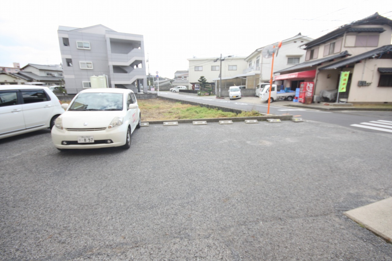 【岡山市中区長岡のマンションの駐車場】