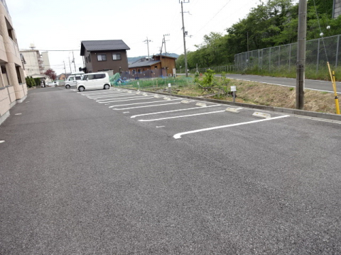 【長浜市木之本町黒田のアパートの駐車場】