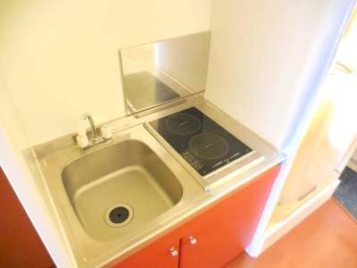 キッチン　一人暮らしでも安心なラジエントヒーターを採用しています。