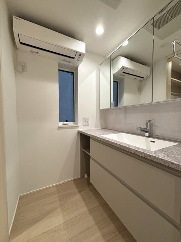 洗面設備　３面鏡洗面化粧台