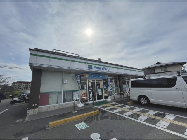 コンビニ　ファミリーマート橿原四条店（コンビニ）まで800m
