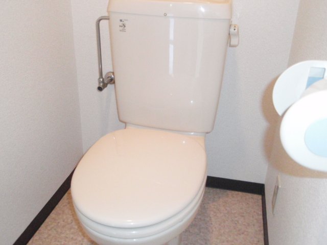 トイレ　同物件別号室の写真です。