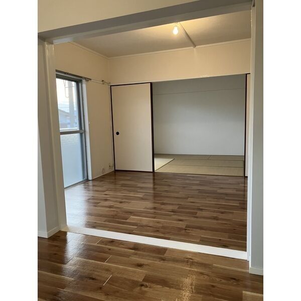 居室・リビング　こちらのリビングで趣味の時間をお楽しみください