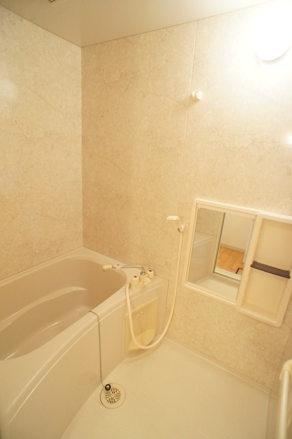 バス・シャワールーム　人気の浴槽付き☆快適にバスタイムをお過ごしいただけます♪