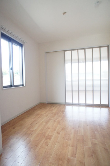 居室・リビング　ダイニングテーブルを置いたり自由にレイアウトできます☆